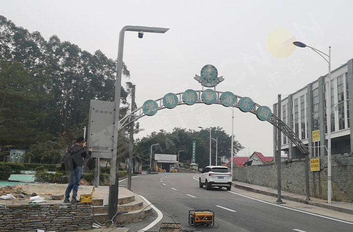 光明滑草游樂園路口的燈桿屏