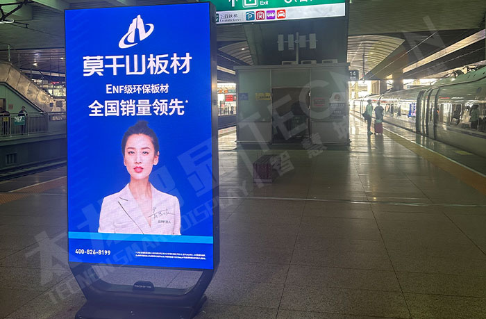 北京南站站臺點亮的LED廣告機