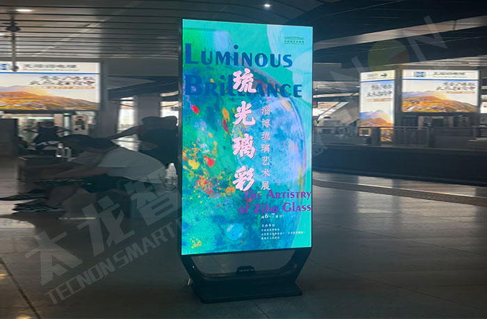 北京南站站臺點亮的LED廣告機